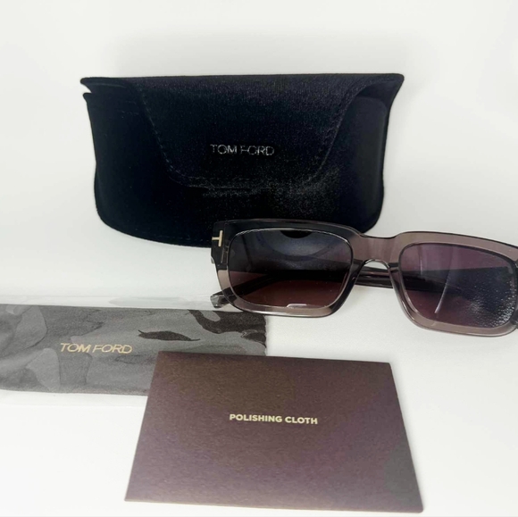 ✨ **NEW** Tom Ford Ezra Sunglasses TF1075 45U Transparent - AUTHENTIC - Picture 4 of 5